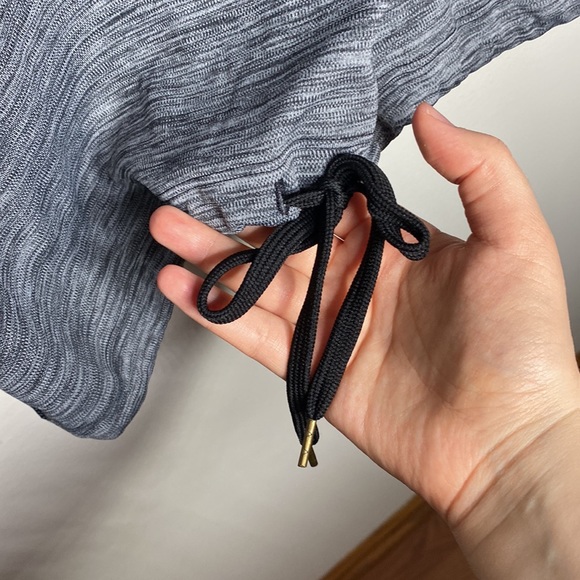 Under Armour grey space dye hooded long sleeve top with drawstring hem size XS - Picture 8 of 12